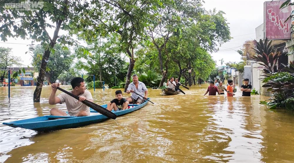 Huế: Hàng hóa bị lũ nhấn chìm, tiểu thương khóc nghẹn-6