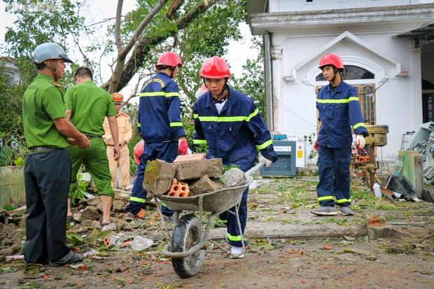 Huế: Hàng hóa bị lũ nhấn chìm, tiểu thương khóc nghẹn-7