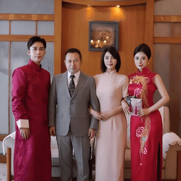 Mẹ đẻ, mẹ chồng đẹp lấn lướt cô dâu ở đám cưới gây bão MXH-2