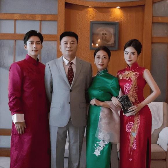 Mẹ đẻ, mẹ chồng đẹp lấn lướt cô dâu ở đám cưới gây bão MXH-4