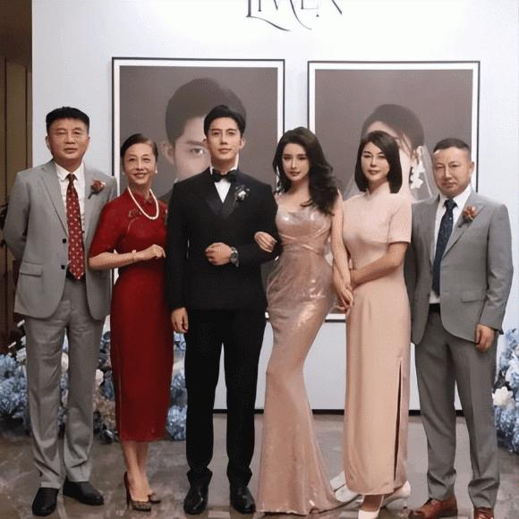 Mẹ đẻ, mẹ chồng đẹp lấn lướt cô dâu ở đám cưới gây bão MXH-1