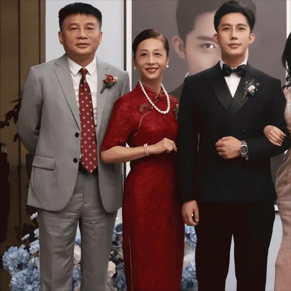 Mẹ đẻ, mẹ chồng đẹp lấn lướt cô dâu ở đám cưới gây bão MXH-5