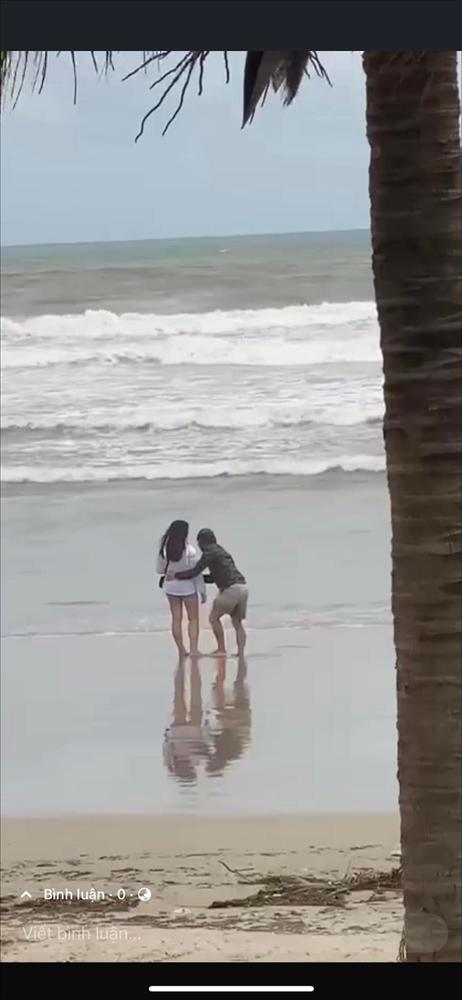 Đà Nẵng: Cặp đôi rủ nhau ra biển làm chuyện tế nhị sau ngập lụt-1
