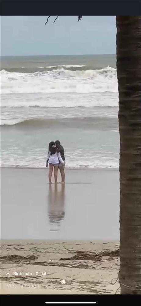 Đà Nẵng: Cặp đôi rủ nhau ra biển làm chuyện tế nhị sau ngập lụt-3