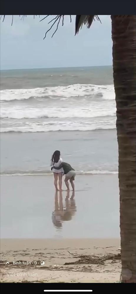 Đà Nẵng: Cặp đôi rủ nhau ra biển làm chuyện tế nhị sau ngập lụt-2