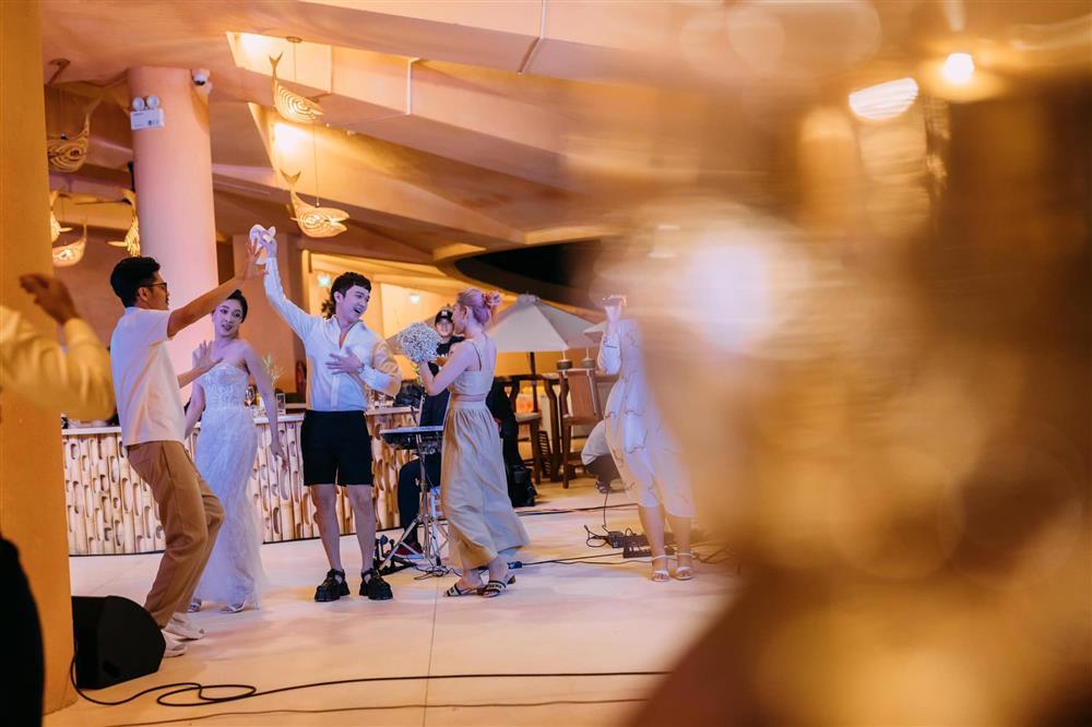 Thanh Duy mặc lạc quẻ dự đám cưới Liêu Hà Trinh tập 2-14