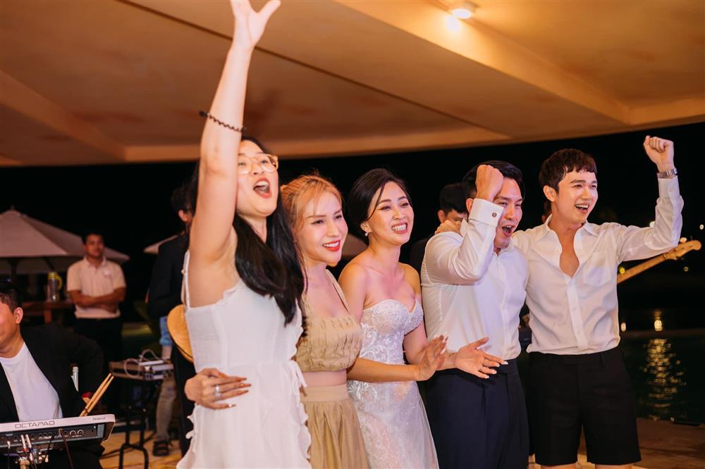 Thanh Duy mặc lạc quẻ dự đám cưới Liêu Hà Trinh tập 2-10