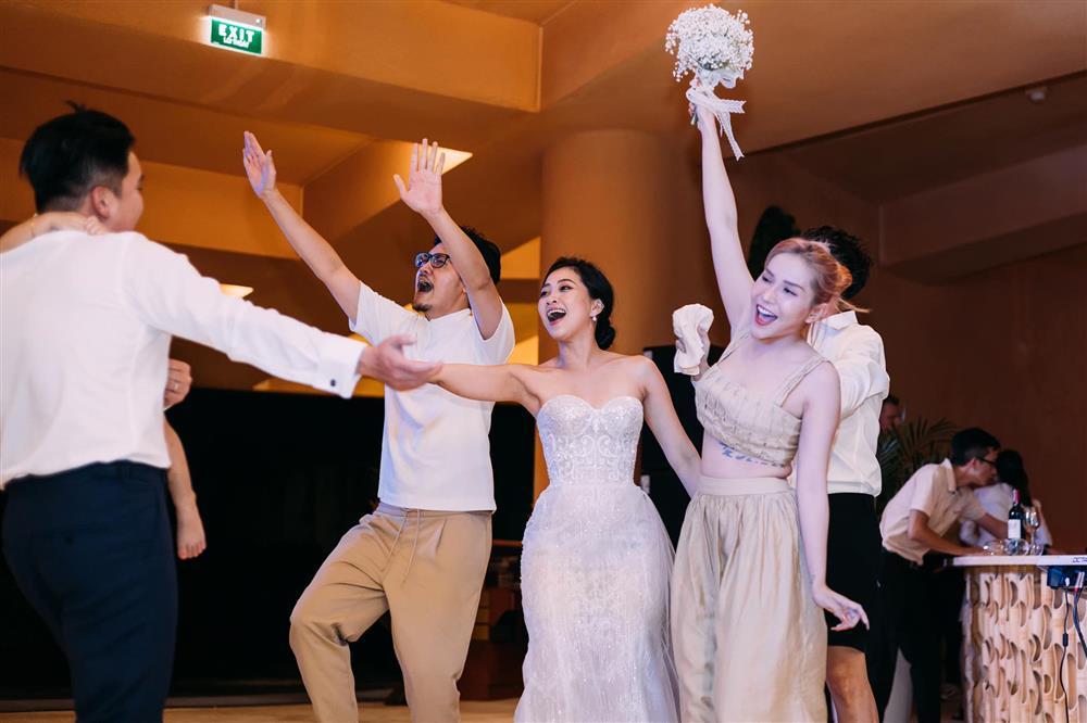 Thanh Duy mặc lạc quẻ dự đám cưới Liêu Hà Trinh tập 2-11