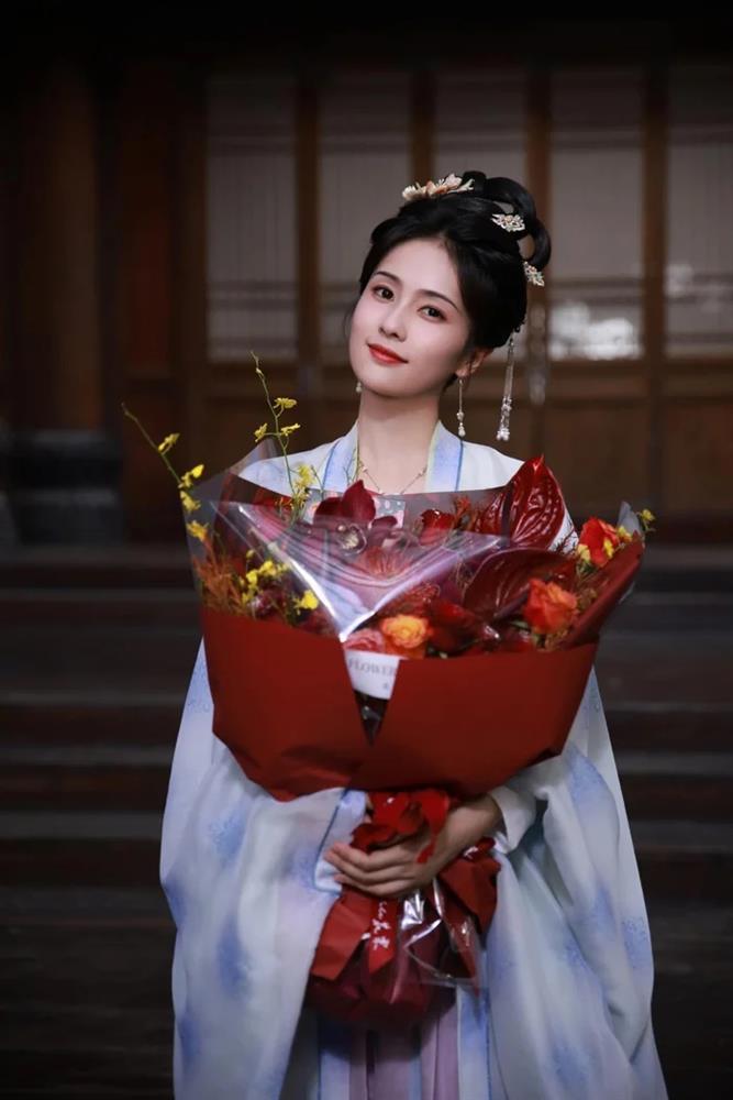 Bạch Lộc công khai có con, danh tính bố đứa bé là người cực thân quen?-4