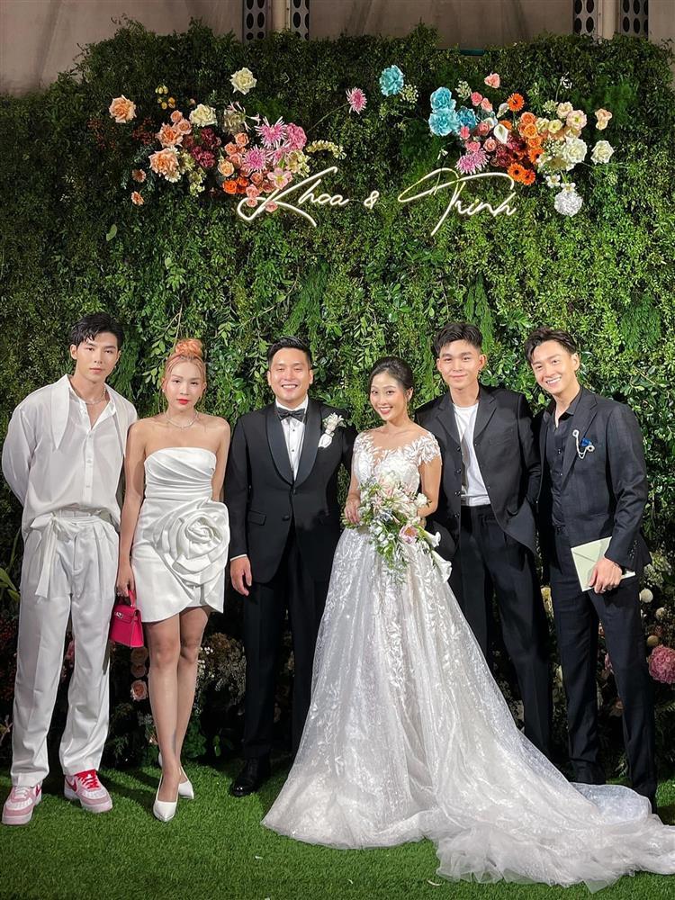 Thanh Duy mặc lạc quẻ dự đám cưới Liêu Hà Trinh tập 2-17