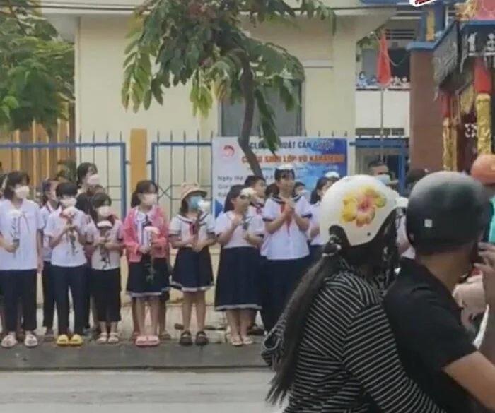 Hàng trăm em học sinh tay cầm cúc trắng tiễn biệt cô giáo trẻ-2