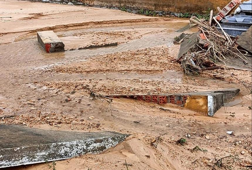 Khóc nghẹn khi mộ người thân bị vùi lấp sau trận mưa ở Đà Nẵng-2