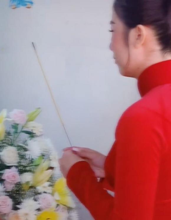 Đau lòng cảnh trước nhà tổ chức đám cưới, phía sau là lễ tang cha-5