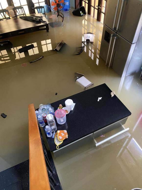 Nhà và biệt thự của Long Nhật ở Huế bị ngập nặng-4