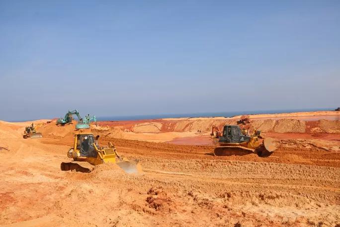 Hiện trường vụ sập mỏ titan khiến 1 người chết, 3 người chưa tìm thấy-3