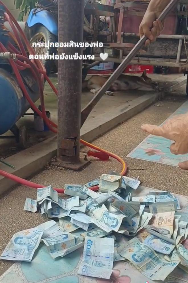 Cả nhà bất ngờ khi moi được hơn 60 triệu bên trong cột thép góc nhà-2