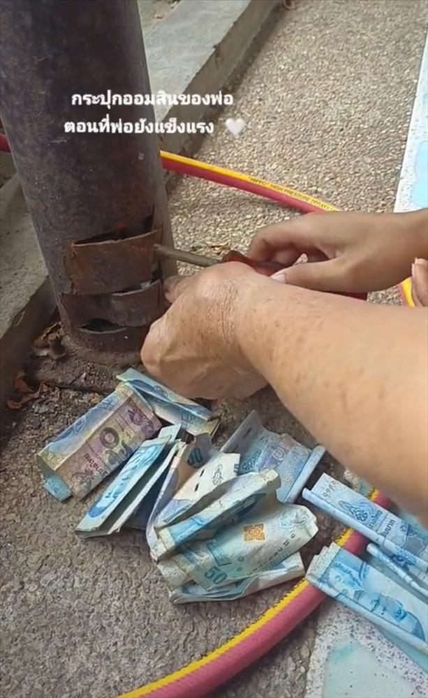 Cả nhà bất ngờ khi moi được hơn 60 triệu bên trong cột thép góc nhà-3