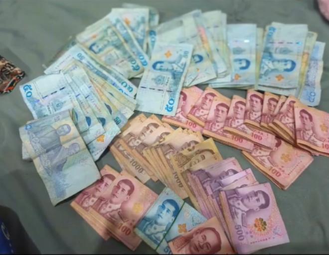 Cả nhà bất ngờ khi moi được hơn 60 triệu bên trong cột thép góc nhà-4