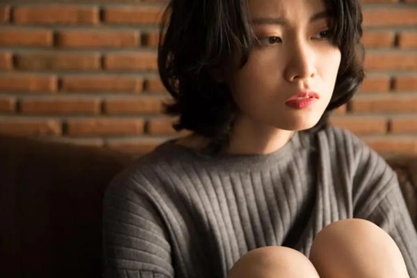 Chị dâu túng thiếu, tôi cho 5 triệu rồi ngỡ ngàng với việc chị làm-1