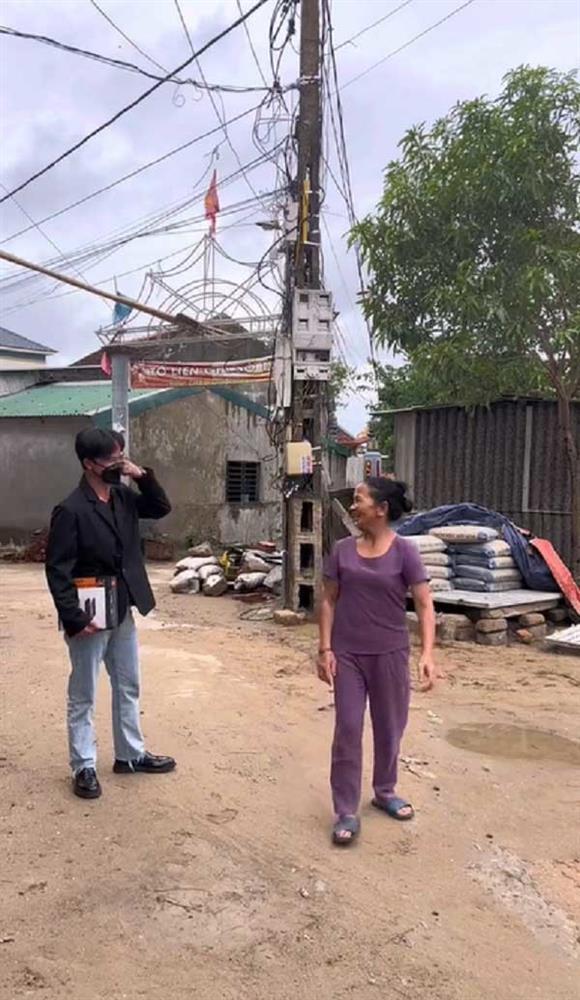 5 năm xa xứ, chàng trai vờ là người lạ gặp mẹ, kết cảm động-1