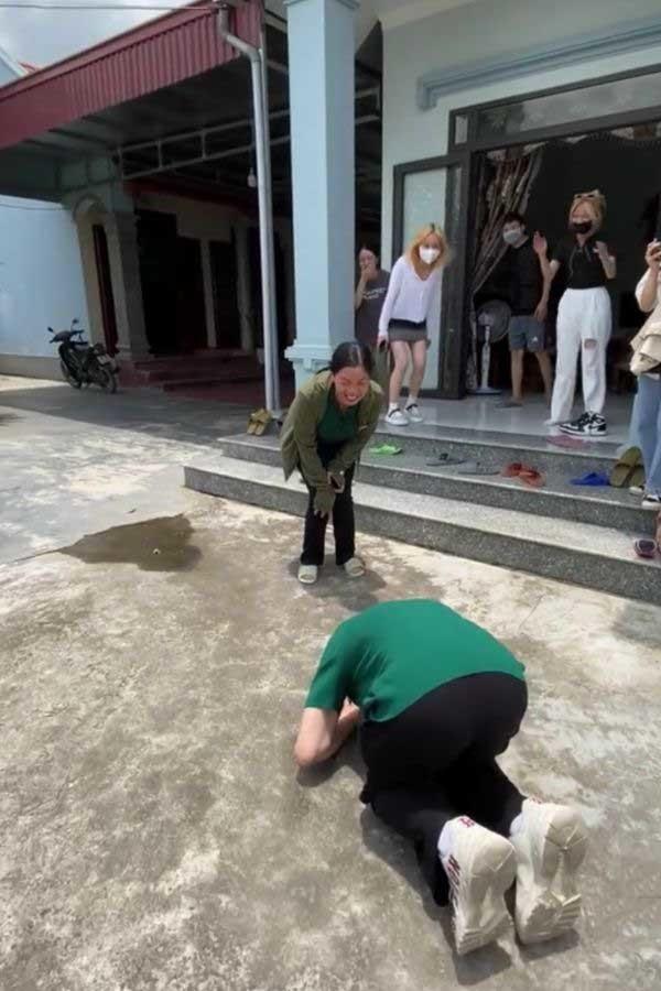 5 năm xa xứ, chàng trai vờ là người lạ gặp mẹ, kết cảm động-12