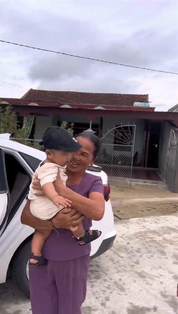 5 năm xa xứ, chàng trai vờ là người lạ gặp mẹ, kết cảm động-5