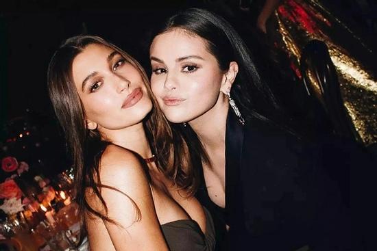 Ảnh vợ Justin Bieber chụp với Selena Gomez thành tâm điểm