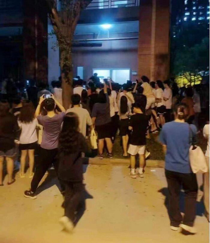 Cặp đôi hớ hênh yêu trong nhà vệ sinh bị hàng trăm người quay clip-3