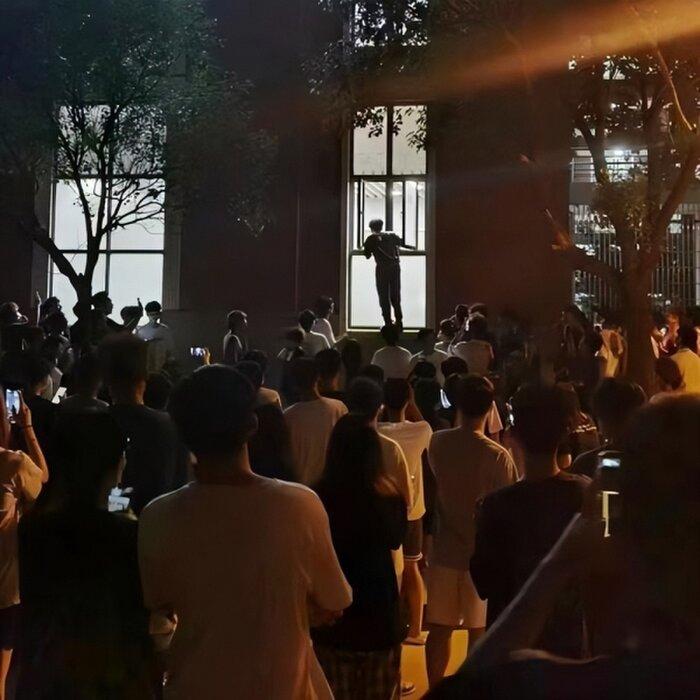 Cặp đôi hớ hênh yêu trong nhà vệ sinh bị hàng trăm người quay clip-4