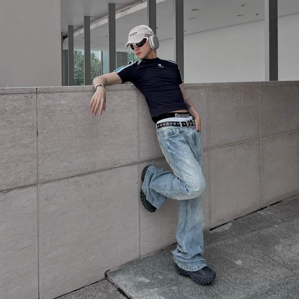 Sơn Tùng bị soi mặc mãi 1 quần nội y không giặt khoe 7749 outfit-6