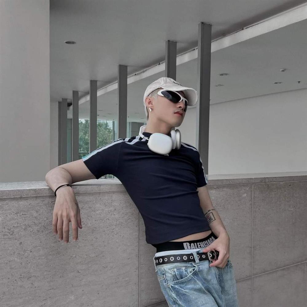 Sơn Tùng bị soi mặc mãi 1 quần nội y không giặt khoe 7749 outfit-3