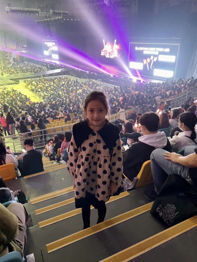 Con gái Hà Kiều Anh gây sốt với visual tại concert BlackPink-5
