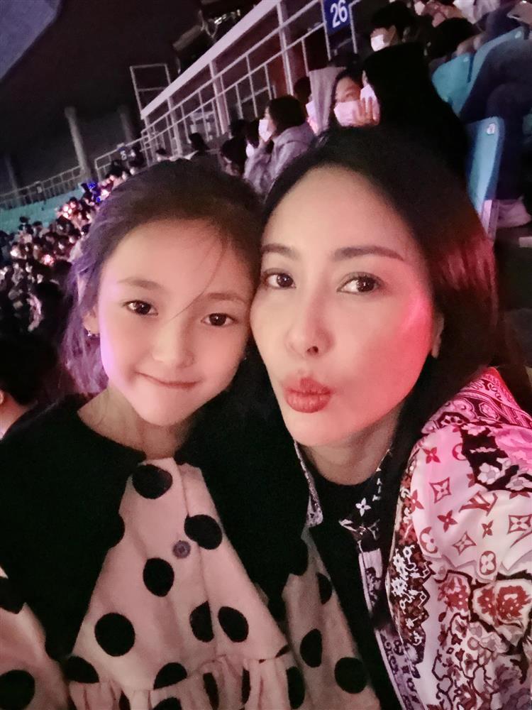 Con gái Hà Kiều Anh gây sốt với visual tại concert BlackPink-4