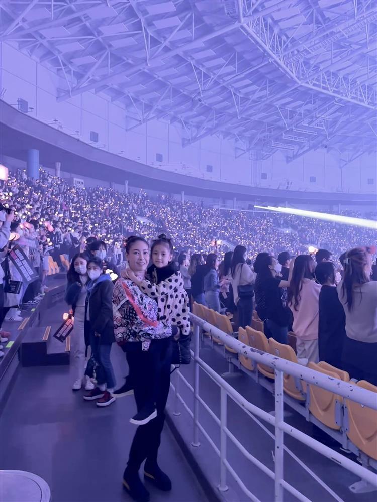 Con gái Hà Kiều Anh gây sốt với visual tại concert BlackPink-2