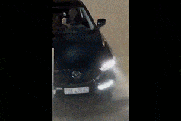 Tài xế nghi ngáo đá, lái ô tô không kịp đóng cửa gây náo loạn-1