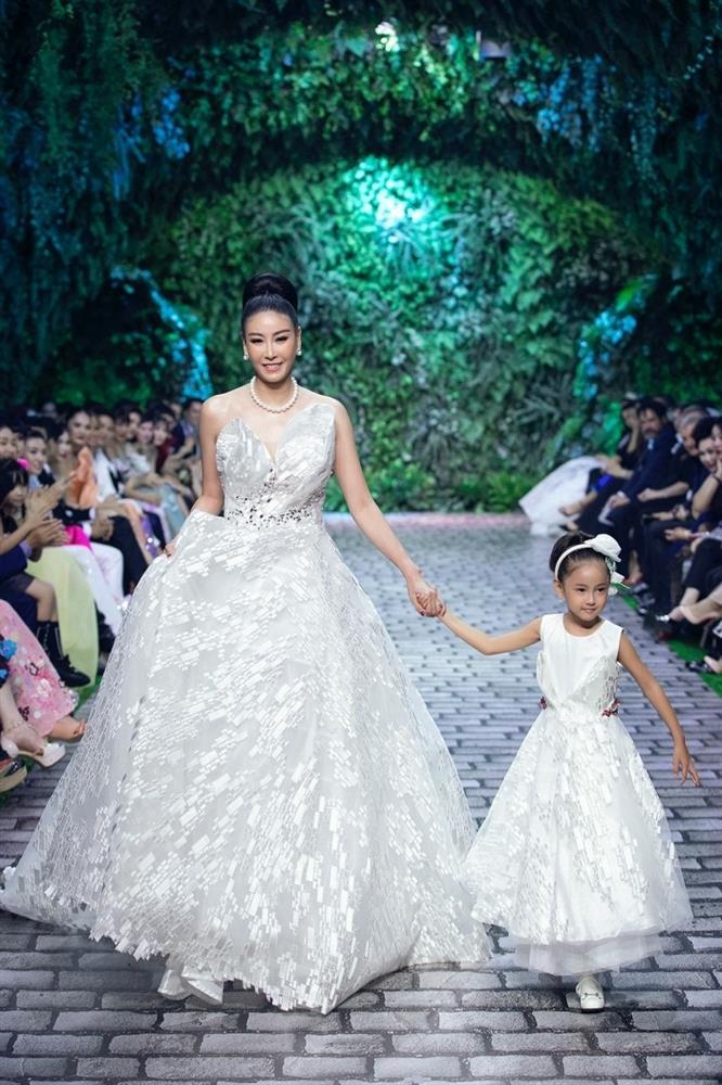 Con gái Hà Kiều Anh gây sốt với visual tại concert BlackPink-11