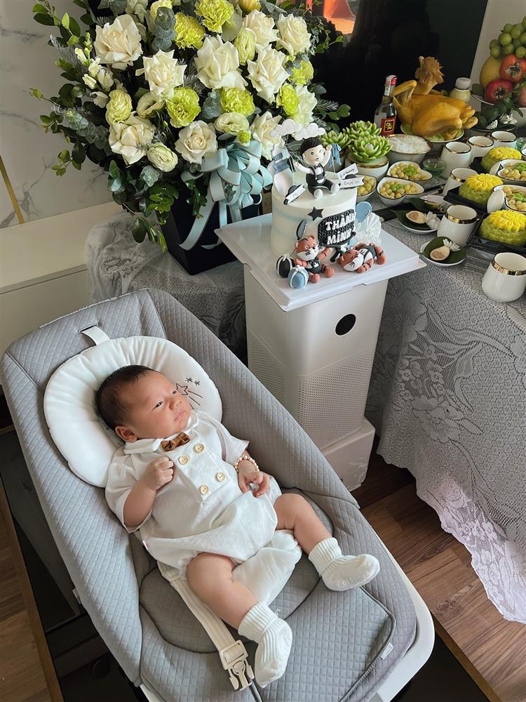 Lóa mắt tiệc đầy tháng con trai trung vệ nổi tiếng tuyển Việt Nam-1