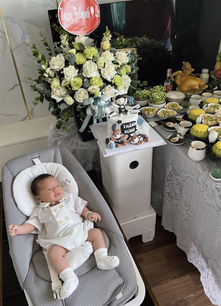 Lóa mắt tiệc đầy tháng con trai trung vệ nổi tiếng tuyển Việt Nam-2