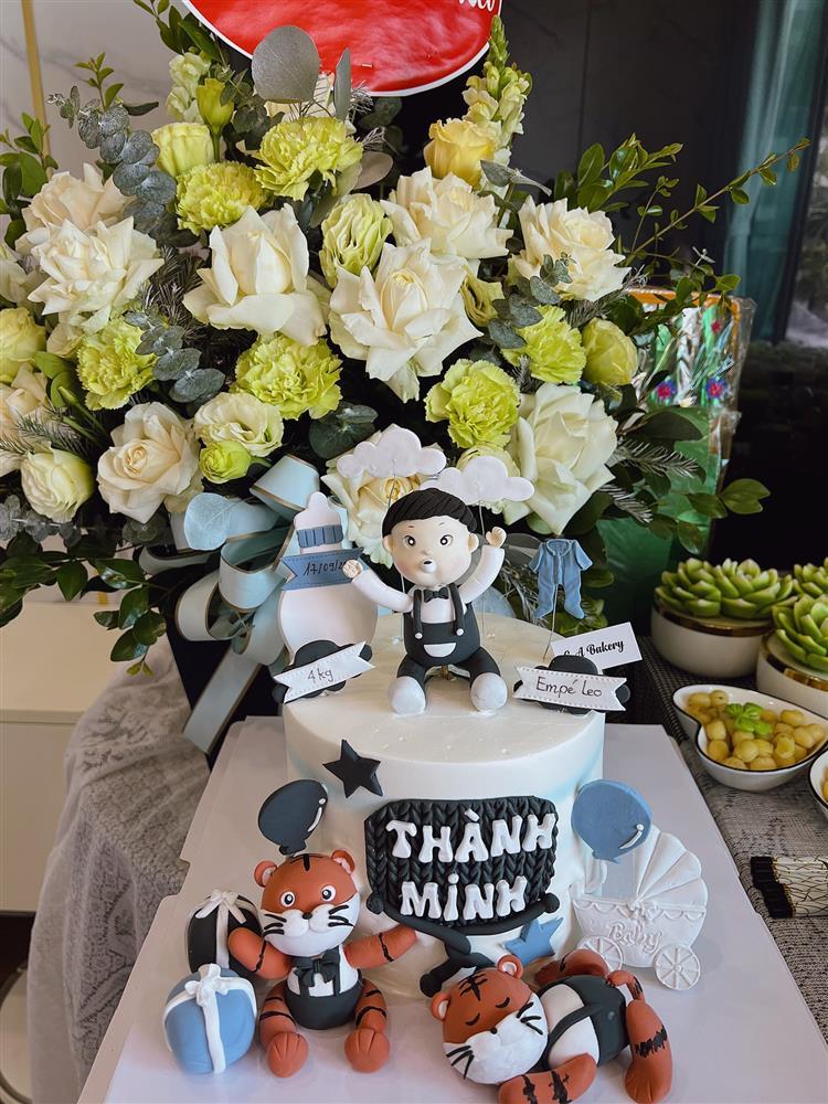 Lóa mắt tiệc đầy tháng con trai trung vệ nổi tiếng tuyển Việt Nam-4