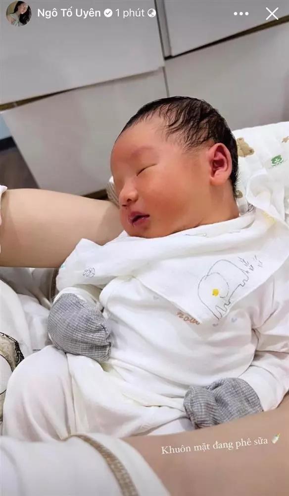 Lóa mắt tiệc đầy tháng con trai trung vệ nổi tiếng tuyển Việt Nam-9