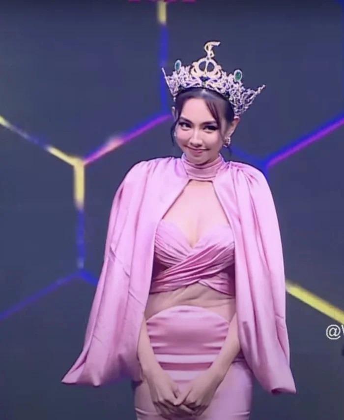 Thùy Tiên nhiều lần mất điểm vì trang phục nhàu nát-7