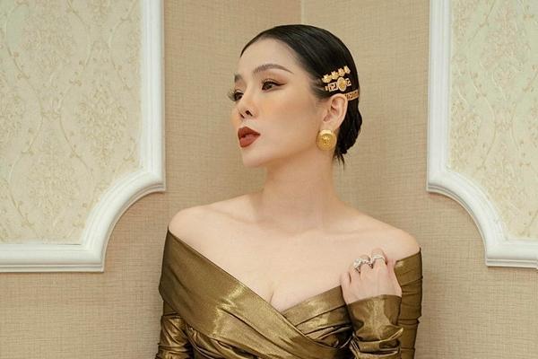 Tình trẻ nhấc bổng Lệ Quyên, chúc 20/10 nhưng lẫn lộn-9