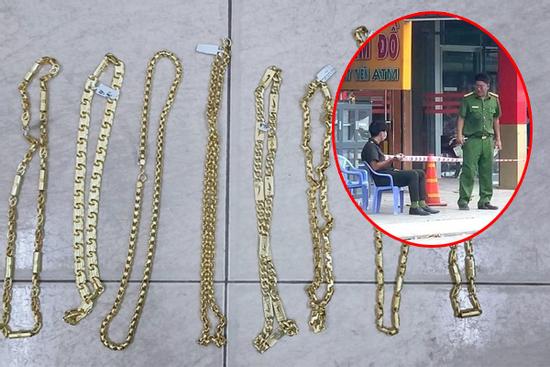 Tên cướp vừa ra khỏi tiệm vàng thì 'gặp' công an đi tuần