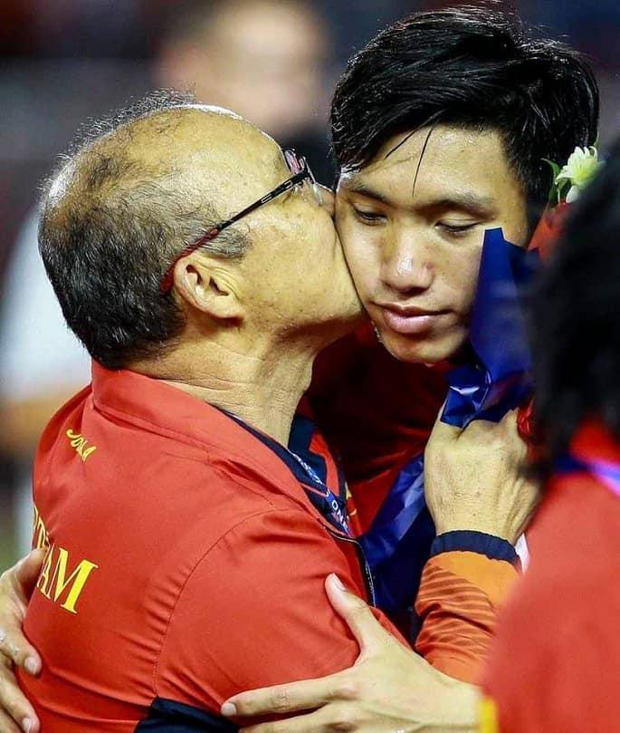 Xúc động 1.001 nụ hôn thầy Park với tuyển thủ Việt Nam-3