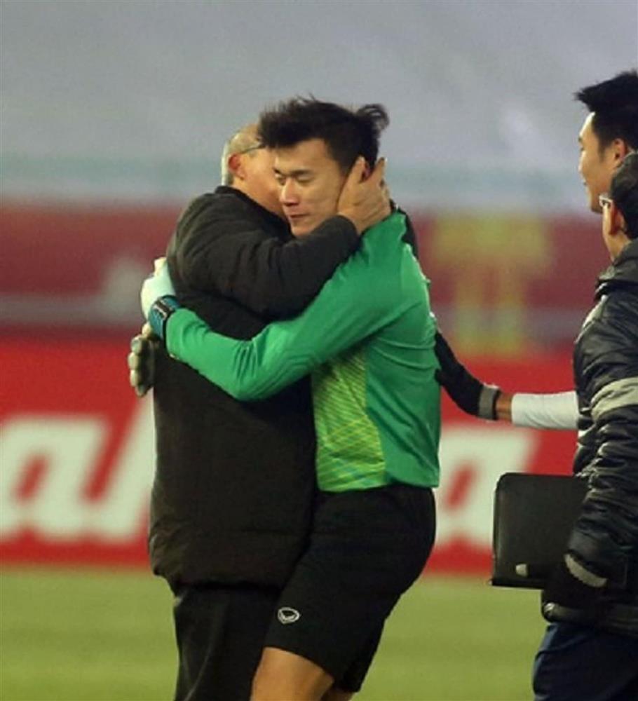 Xúc động 1.001 nụ hôn thầy Park với tuyển thủ Việt Nam-4