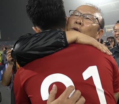 Xúc động 1.001 nụ hôn thầy Park với tuyển thủ Việt Nam-10