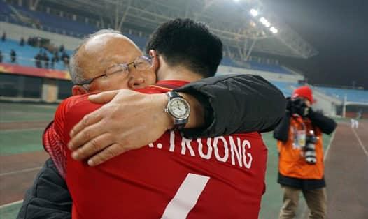 Xúc động 1.001 nụ hôn thầy Park với tuyển thủ Việt Nam-12