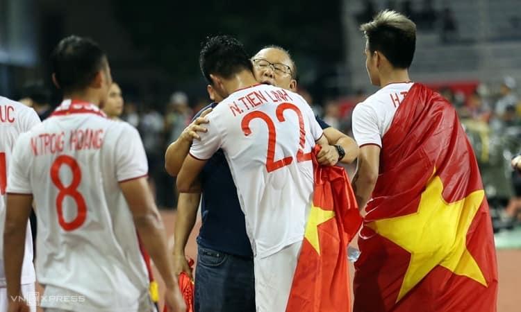Xúc động 1.001 nụ hôn thầy Park với tuyển thủ Việt Nam-6