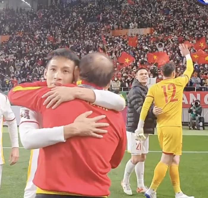 Xúc động 1.001 nụ hôn thầy Park với tuyển thủ Việt Nam-14
