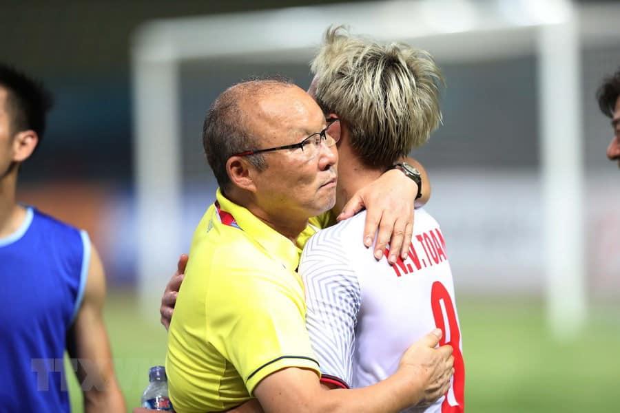 Xúc động 1.001 nụ hôn thầy Park với tuyển thủ Việt Nam-15
